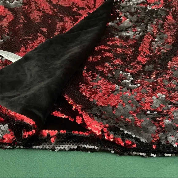 Minnie Mouse Reversible Sequin Hooded Blanket - Picture 6 of 11